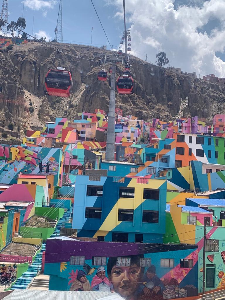 “Linea Roja” – the red line of the cable car system in La Paz, with a view to El Alto