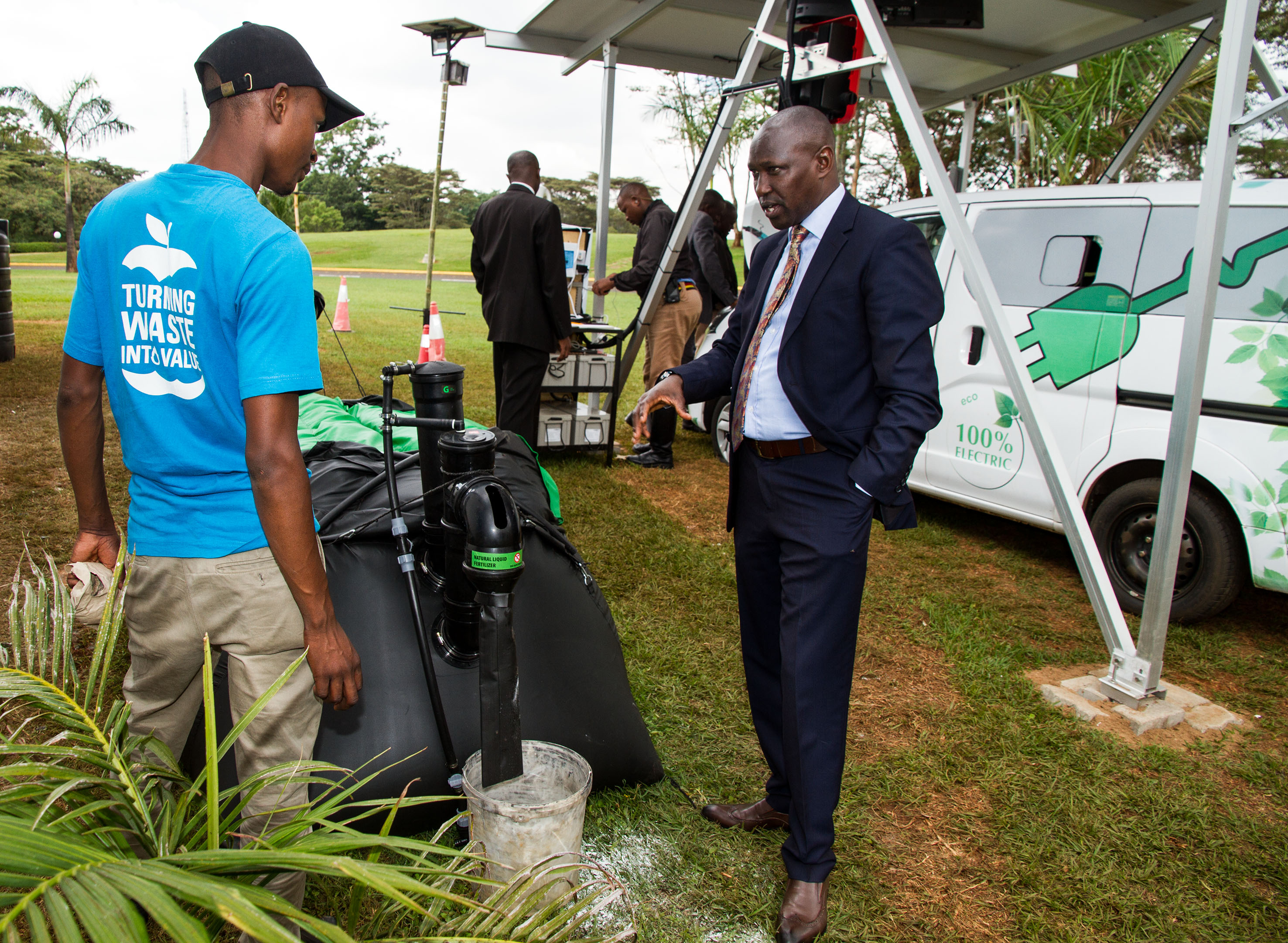 A member of UN-Habitat staff presents the bio-fertilizer