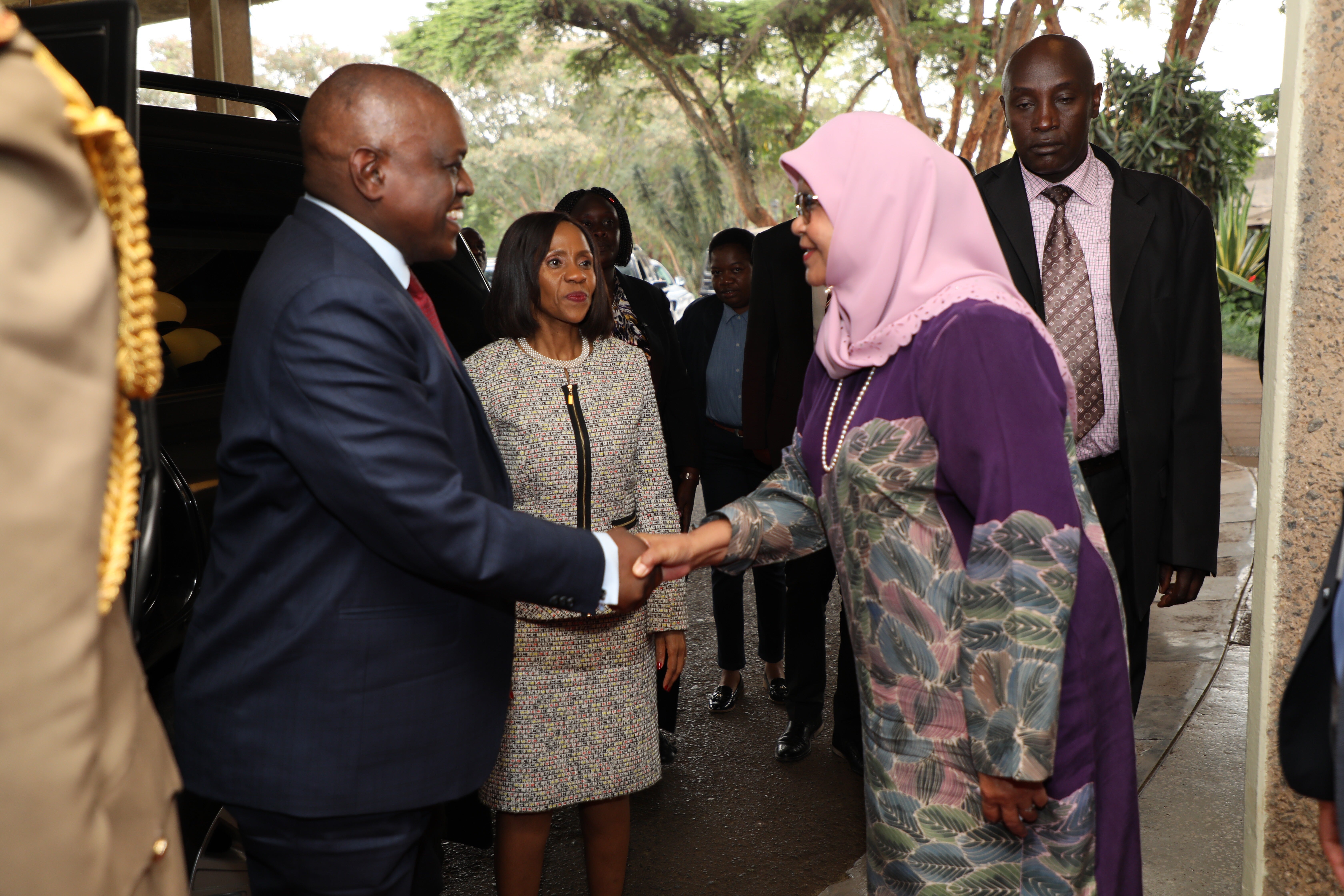 President of Botswana greeted by Acting Head of UNON