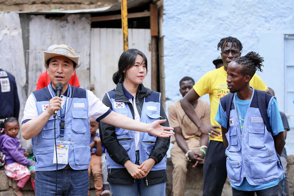 Koreans visited the One Stop Youth Centre in Mathare