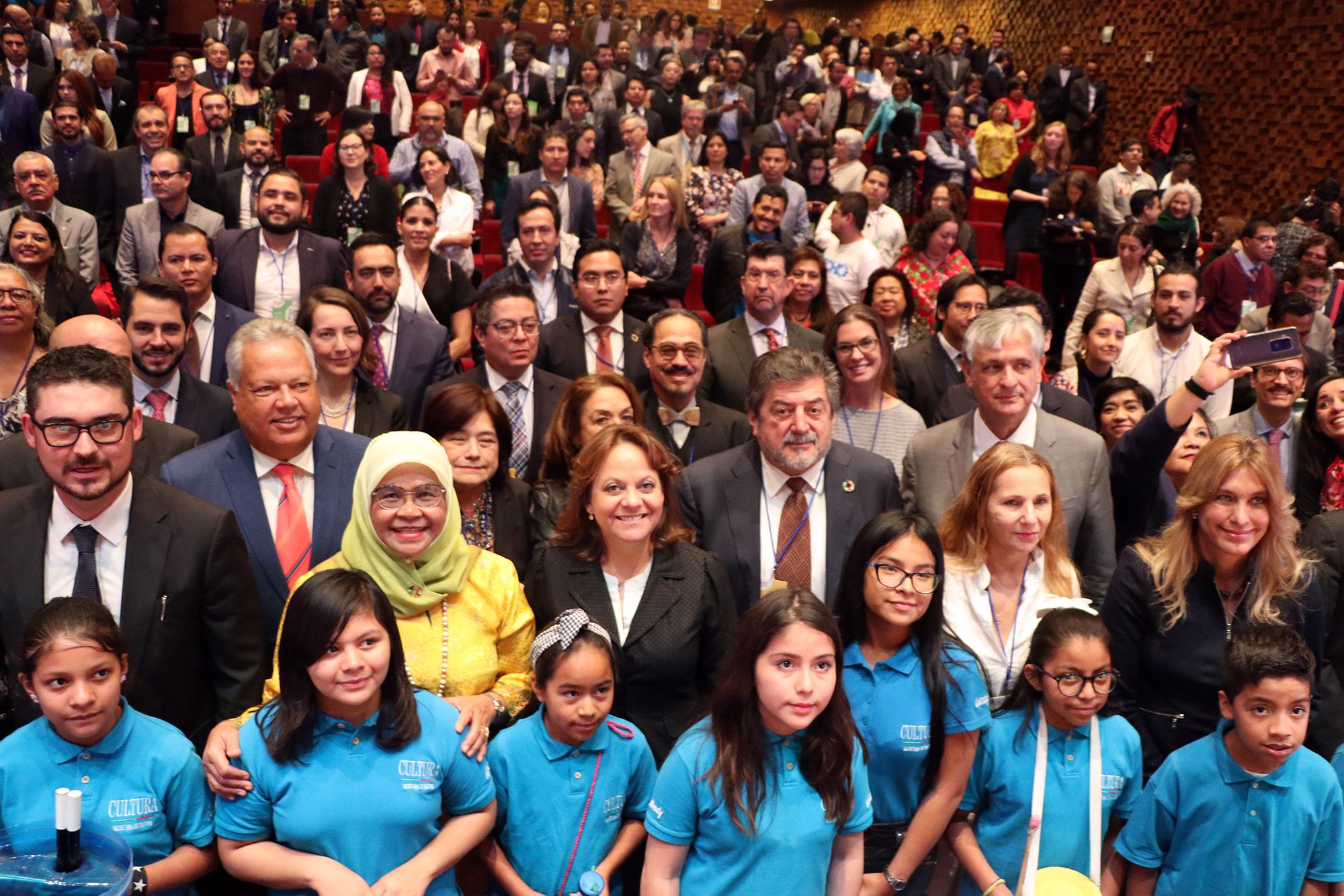 A group photo of World Habitat Day in Mexico City.