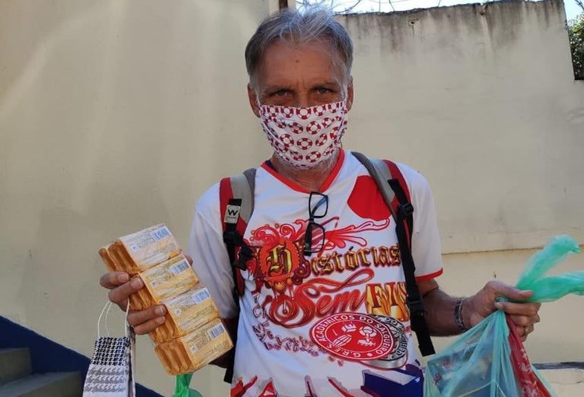 Vulnerable and sick older people living in 10 slums in Rio de Janeiro, Brazil, received hygiene kits in a distribution organized by the City of Rio de Janeiro, with UN-Habitat.in the slum area of Lins © Social Territories Programme/UNHabitat