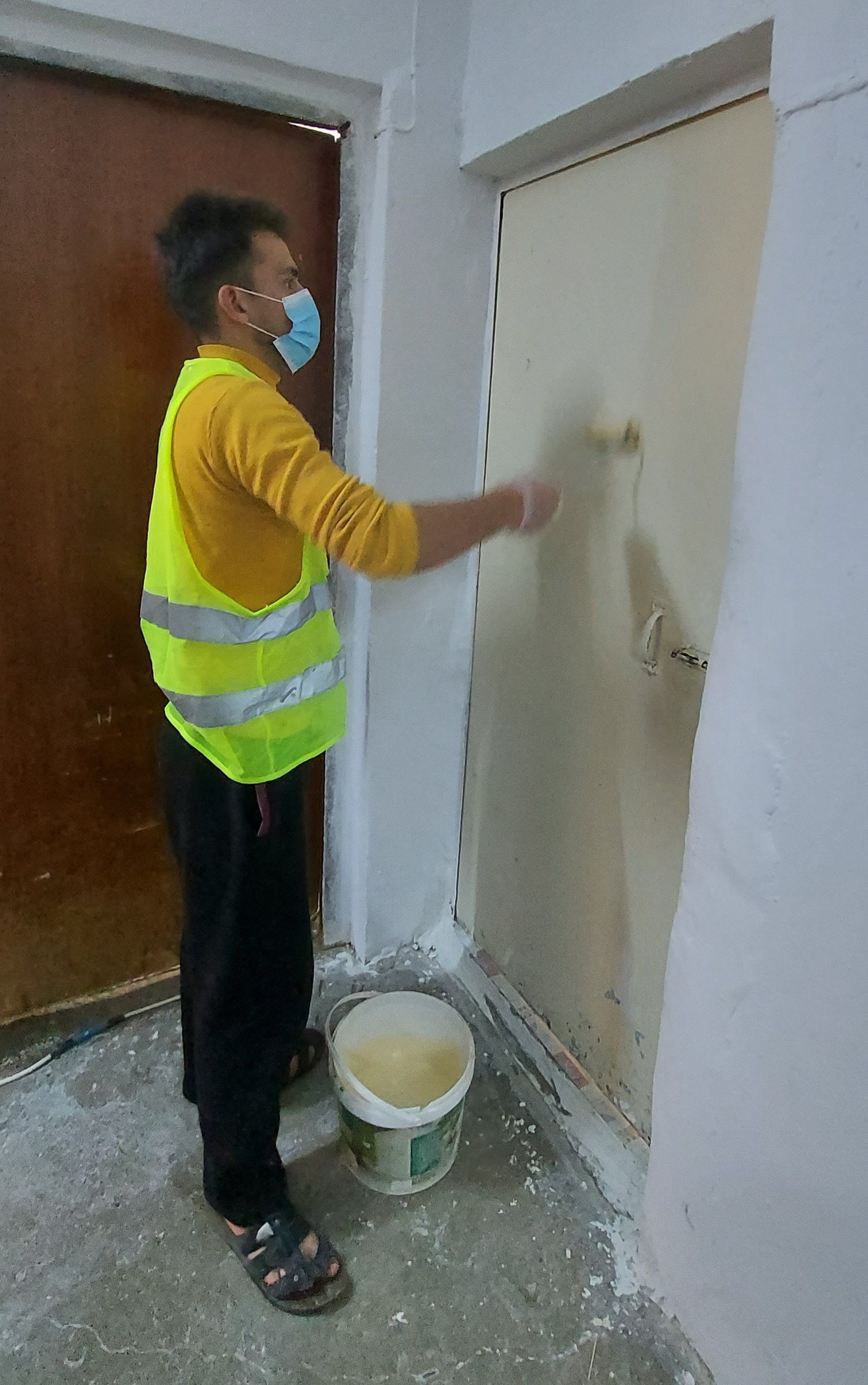 Saud Hussein works in one of the houses in Baroshke neighbourhood in Duhok, where UN-Habitat is rehabilitating 200 houses resided by IDPs and host community (3 December 2020)