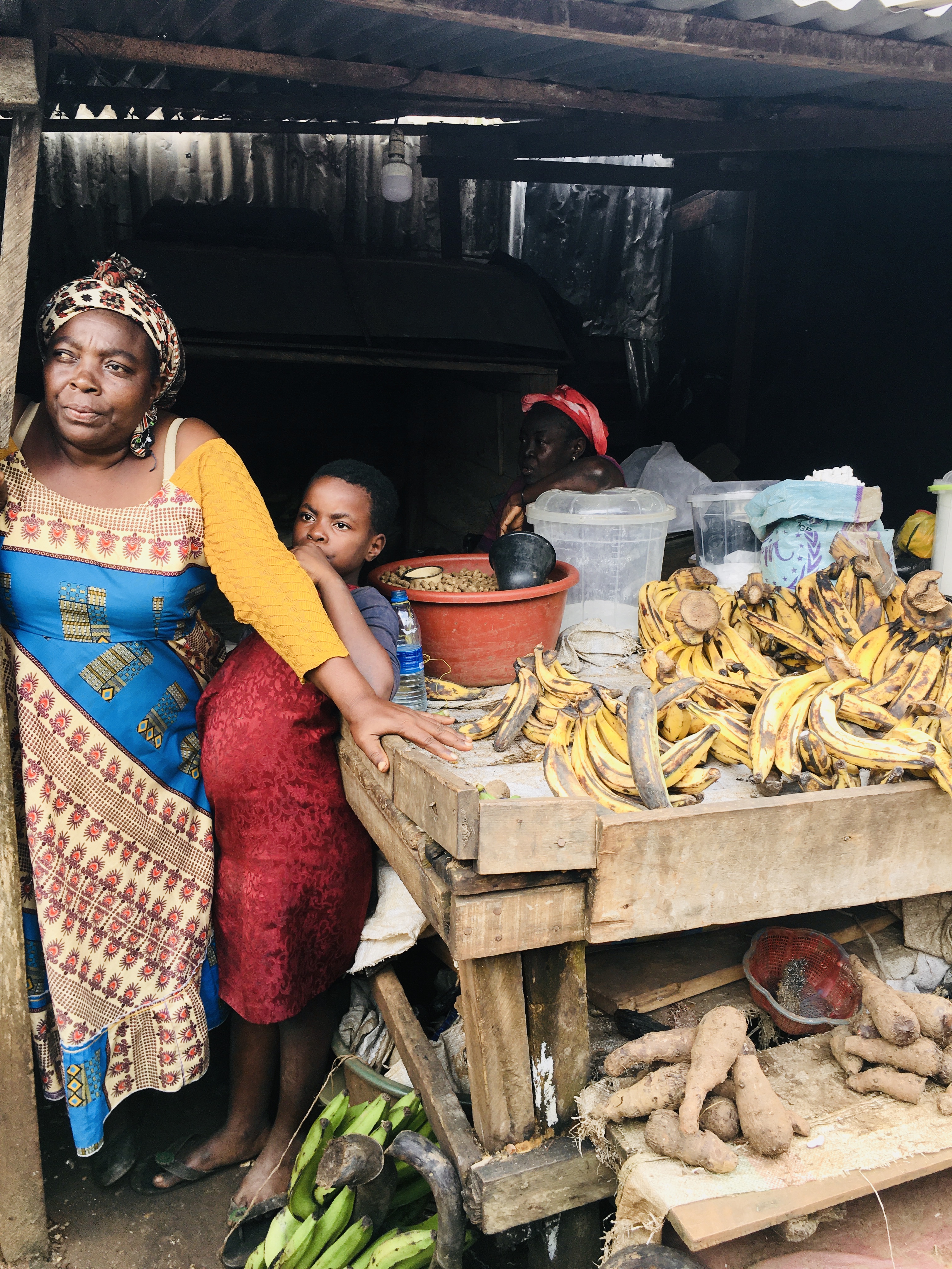 Traders at the roadside in the neighbourhood of Mbankolo in Yaoundé, 2020.