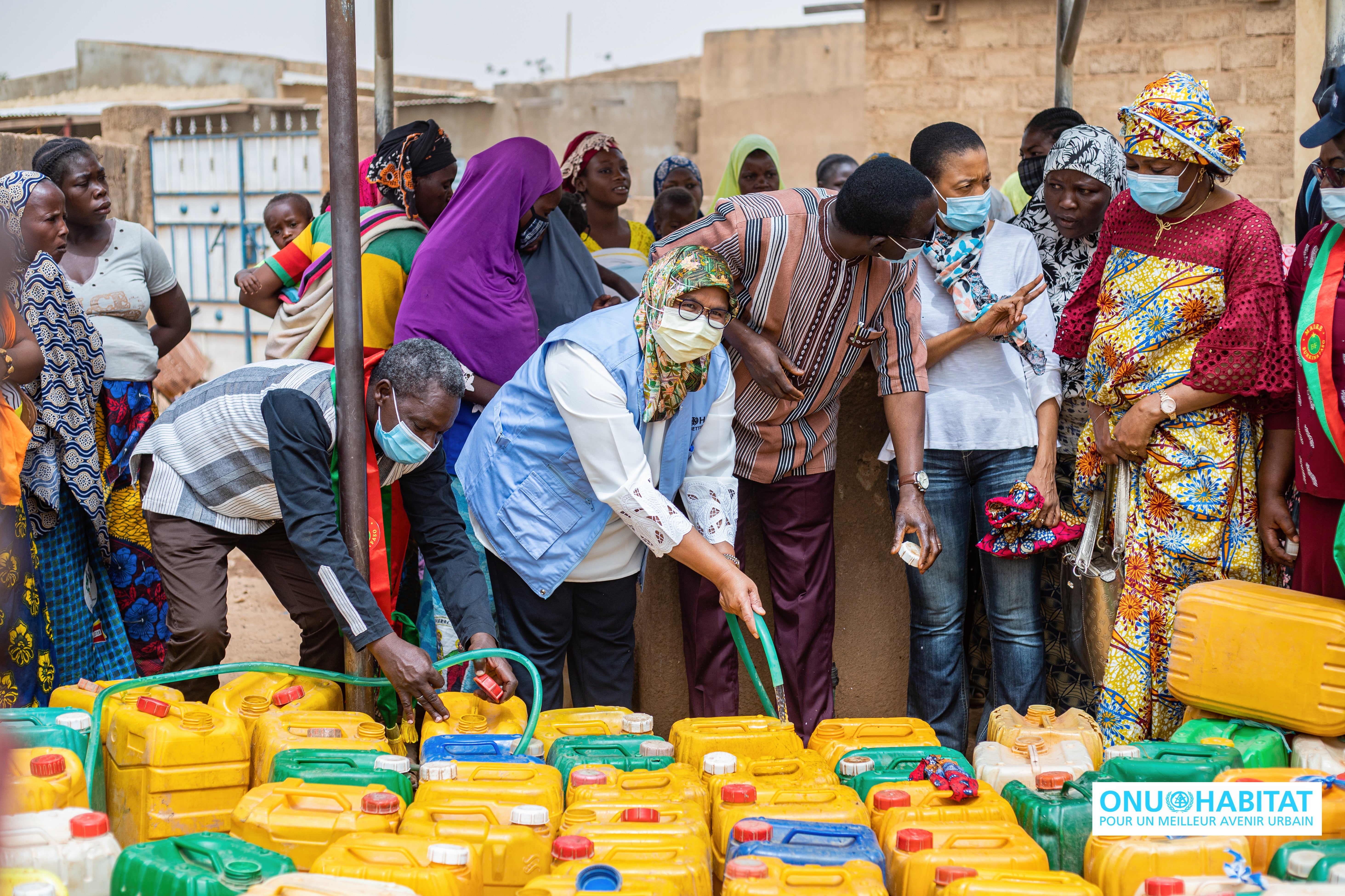 The ED made a stop at a water point with women of Djikofe.