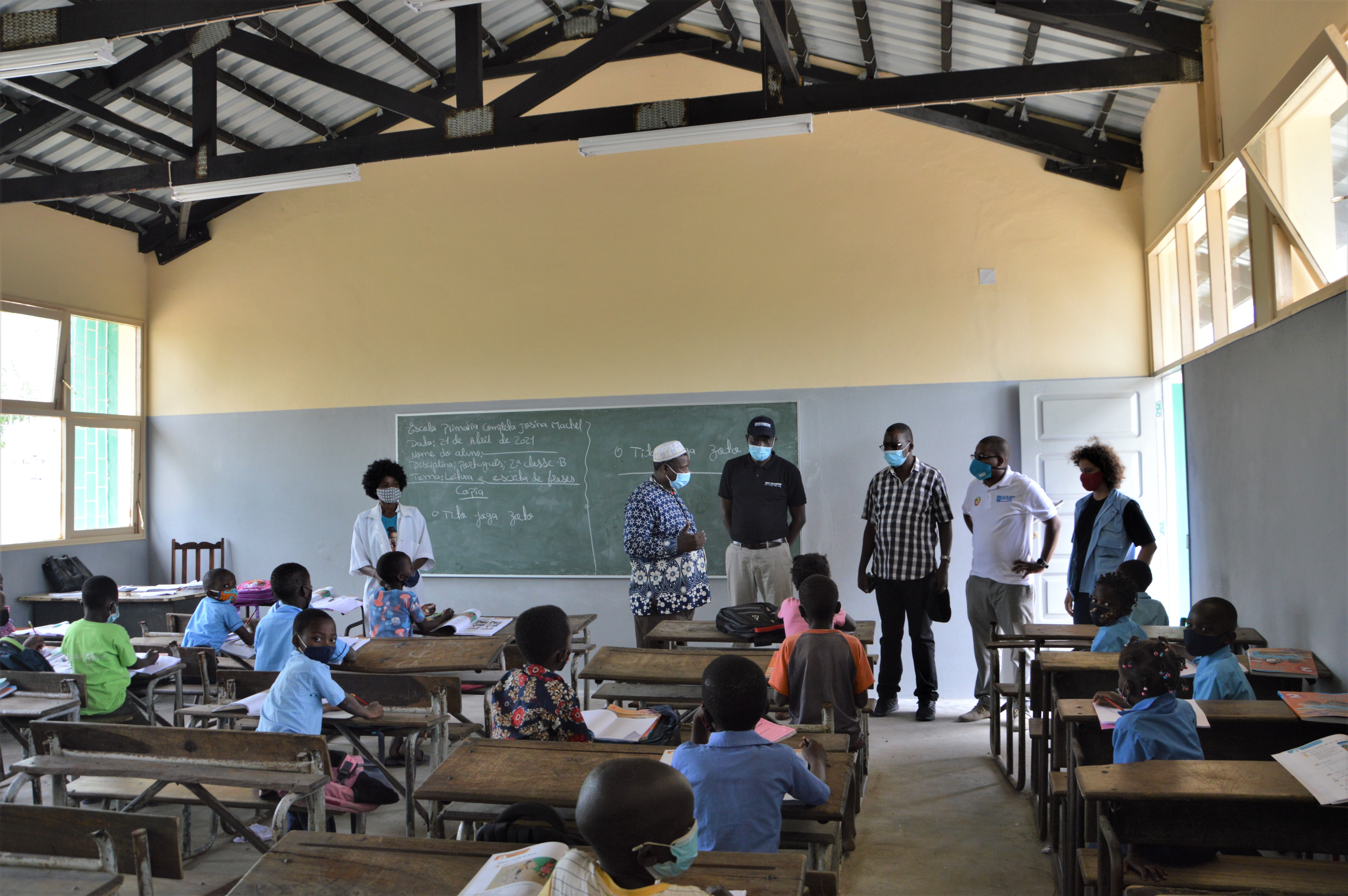Oumar Sylla, Regional Director for Africa visits a rehabilitated resilient classroom in Beira, affected by cyclone Idai in 2019, 21 April 2021, Beira, Mozambique – UN-Habitat/Veridiana Mathieu 