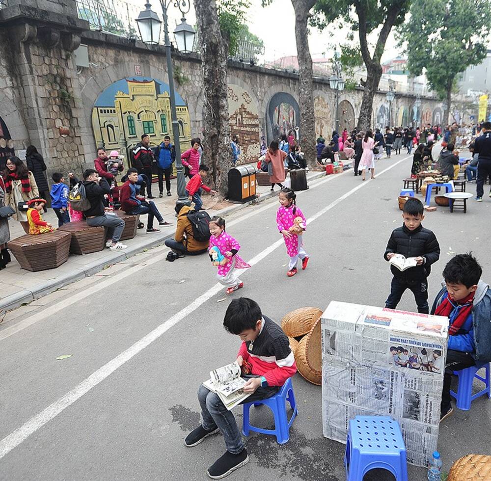 Phung Hung mural street is now a favorite photo place and cultural space for city dwellers and travelers to Hanoi.