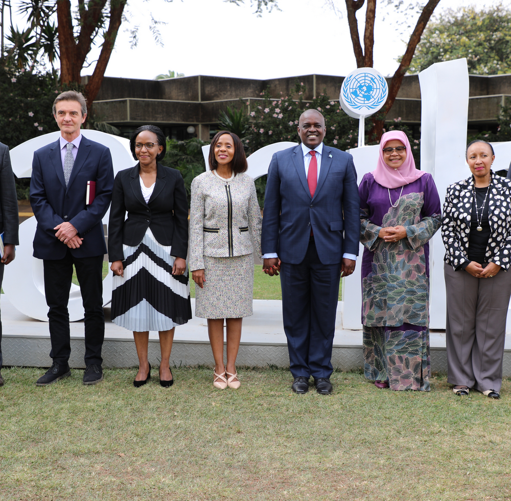 The president of Botswana with senior UN represenatives in Nairobi