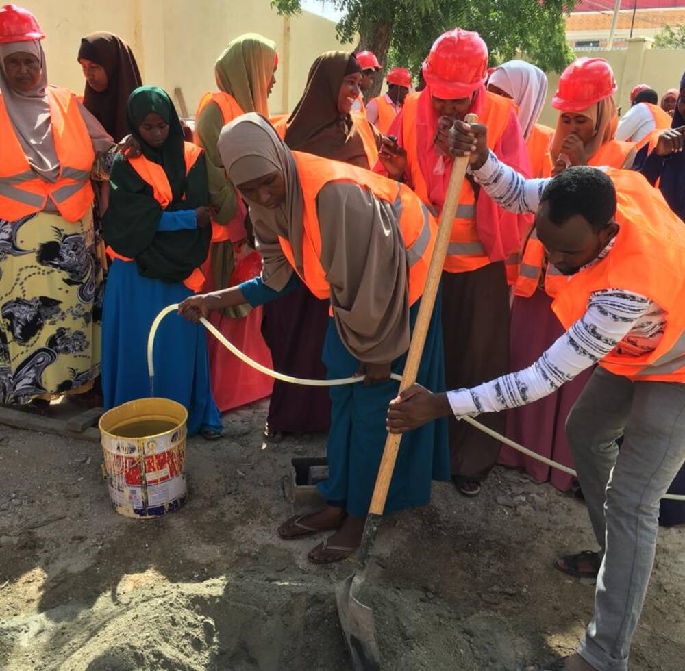Young Somali men and women attend the construction workshop