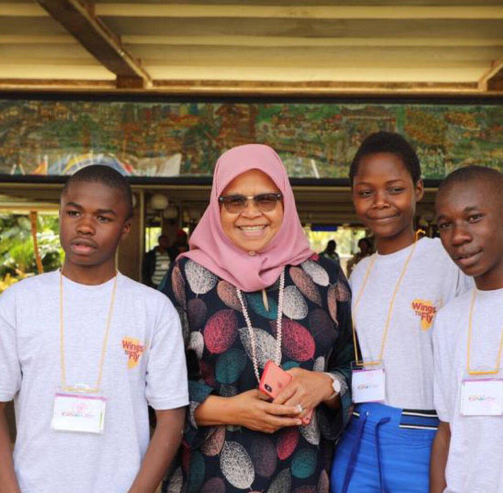 Young people stand with the head of UN-Habitat