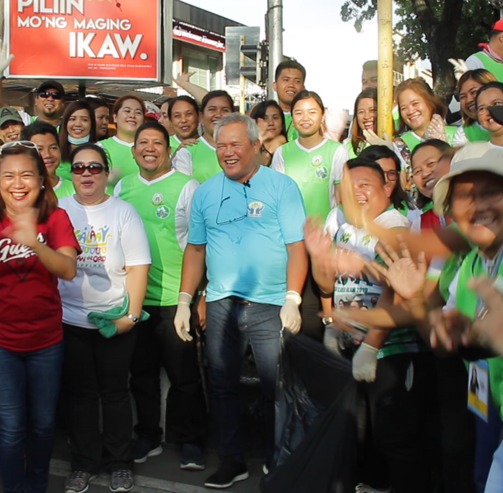 The mayor of Cagayan De Oro encourages "plogging" in his city: picking up trash while jogging