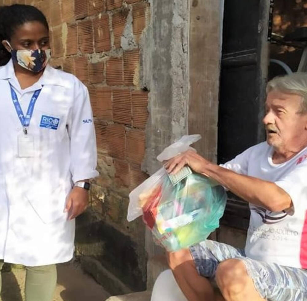 Vulnerable and sick older people living in 10 slums in Rio de Janeiro, Brazil, received hygiene kits in a distribution organized by the City of Rio de Janeiro, with UN-Habitat in the slum area of Penha