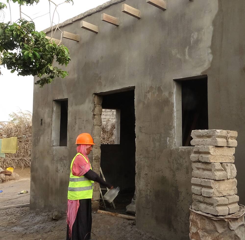 Mariam Saleh Mahdi renovating her home through a UN-Habitat Japan-funded in west Yemen