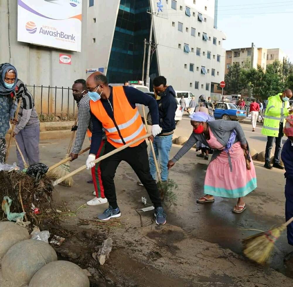 Community members alongside city administrators clean Lideta sub-city in Addis Ababa during the 2020 World Clean-up Day. 