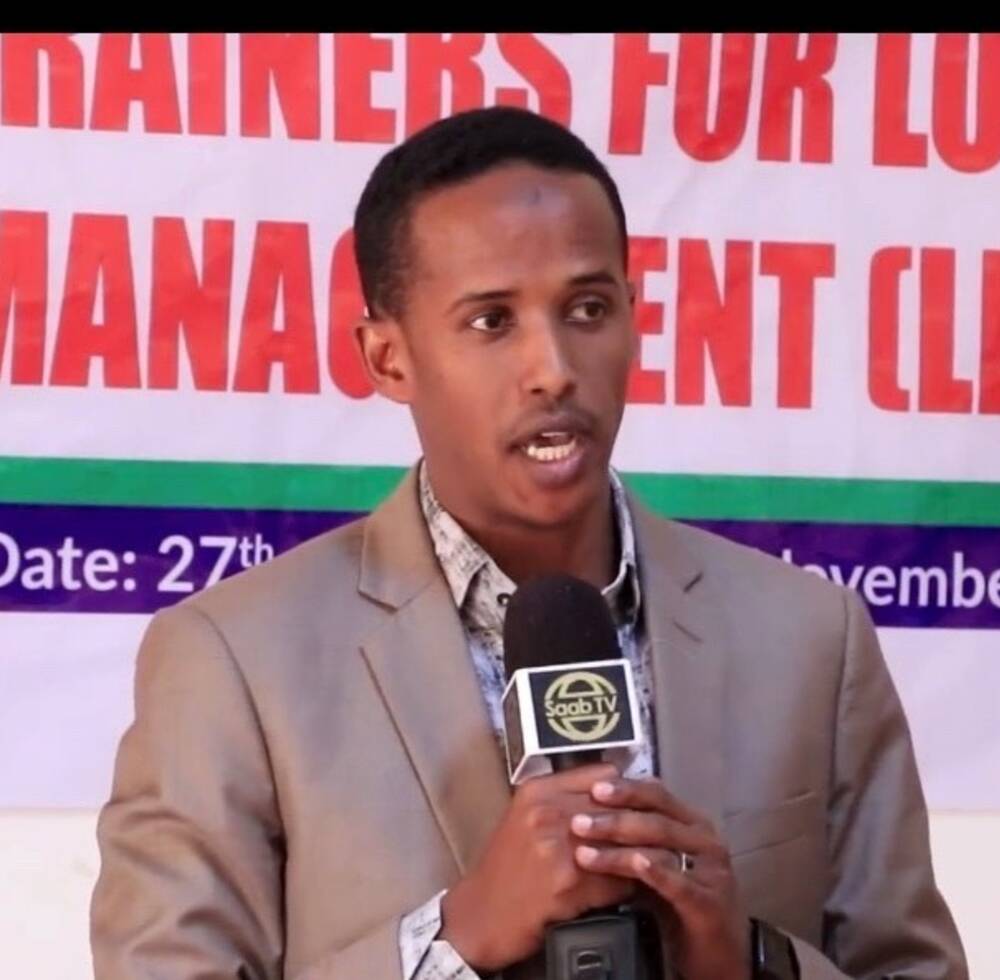 Mohamed Jamac, one of the participants sharing his training experience with his fellow training and official guest during closing ceremony of the Local Leadership and Conflict Management Training in Hargeisa, Somaliland