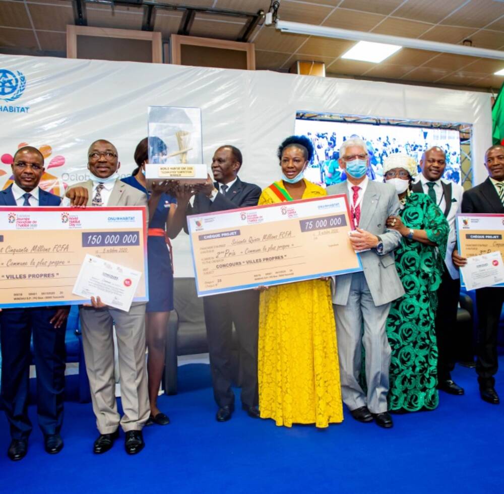 Cameroon WHD 2020 - Minister Celestine Ketcha with Winner Runners-up 1 & 2 of Clean Cities Contest
