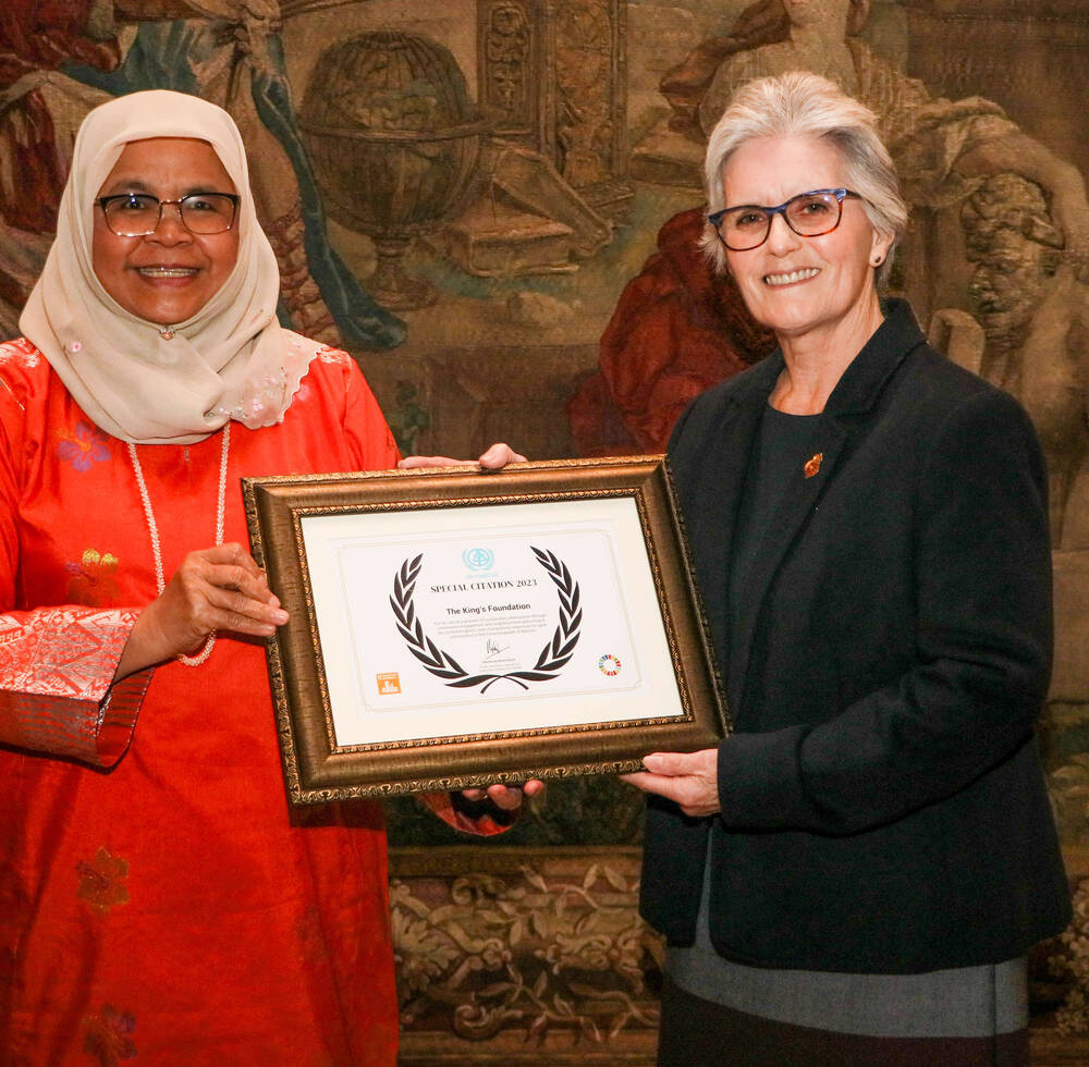 The Executive Director of UN-Habitat, Ms. Maimunah Mohd Sharif, with Dame Sue Bruce, Chair of Trustees for The King's Foundation, at the presentation of the Special Citation