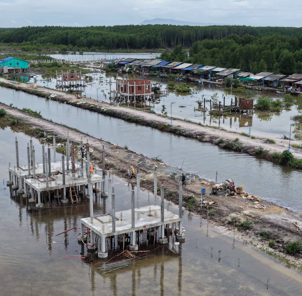 Climate-resilient homes take shape alongside existing housing in Boeng Kachhang Community, Koh Kong Province, Cambodia