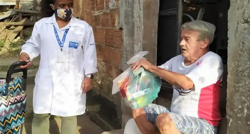 Vulnerable and sick older people living in 10 slums in Rio de Janeiro, Brazil, received hygiene kits in a distribution organized by the City of Rio de Janeiro, with UN-Habitat in the slum area of Penha