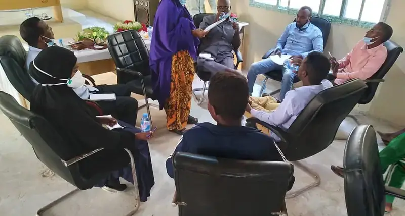 Qamar Dhilbawe, one of the women in council, facilitates a small group discussion during the Local Leaders hip Management training held in Warsheikh district, Hirshabelle state.