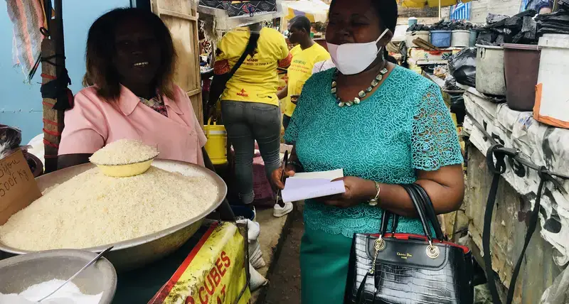 Team member of the Ministry of Habitat and Urban Development speaking to a trader at the Market of “Madagascar” in Yaoundé, 2020