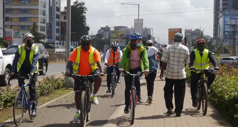 PS Hinga (center) experiences the different designs of cycle lanes_1